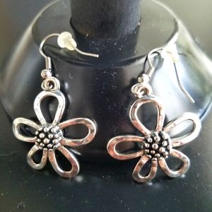Daisy Flower silvertone dangle earrings